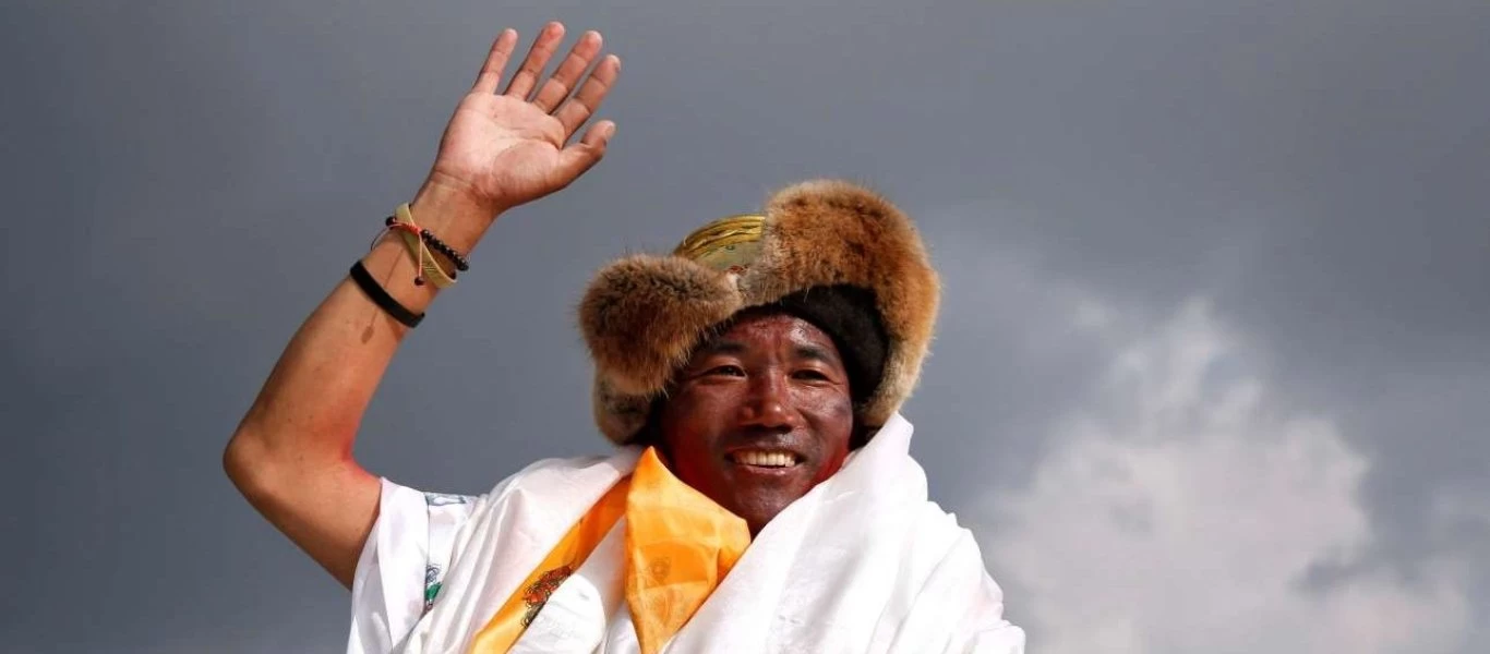 51χρονος «σπάει» όλα τα κοντέρ - Ανέβηκε για 25η φορά στην κορυφή του Έβερεστ